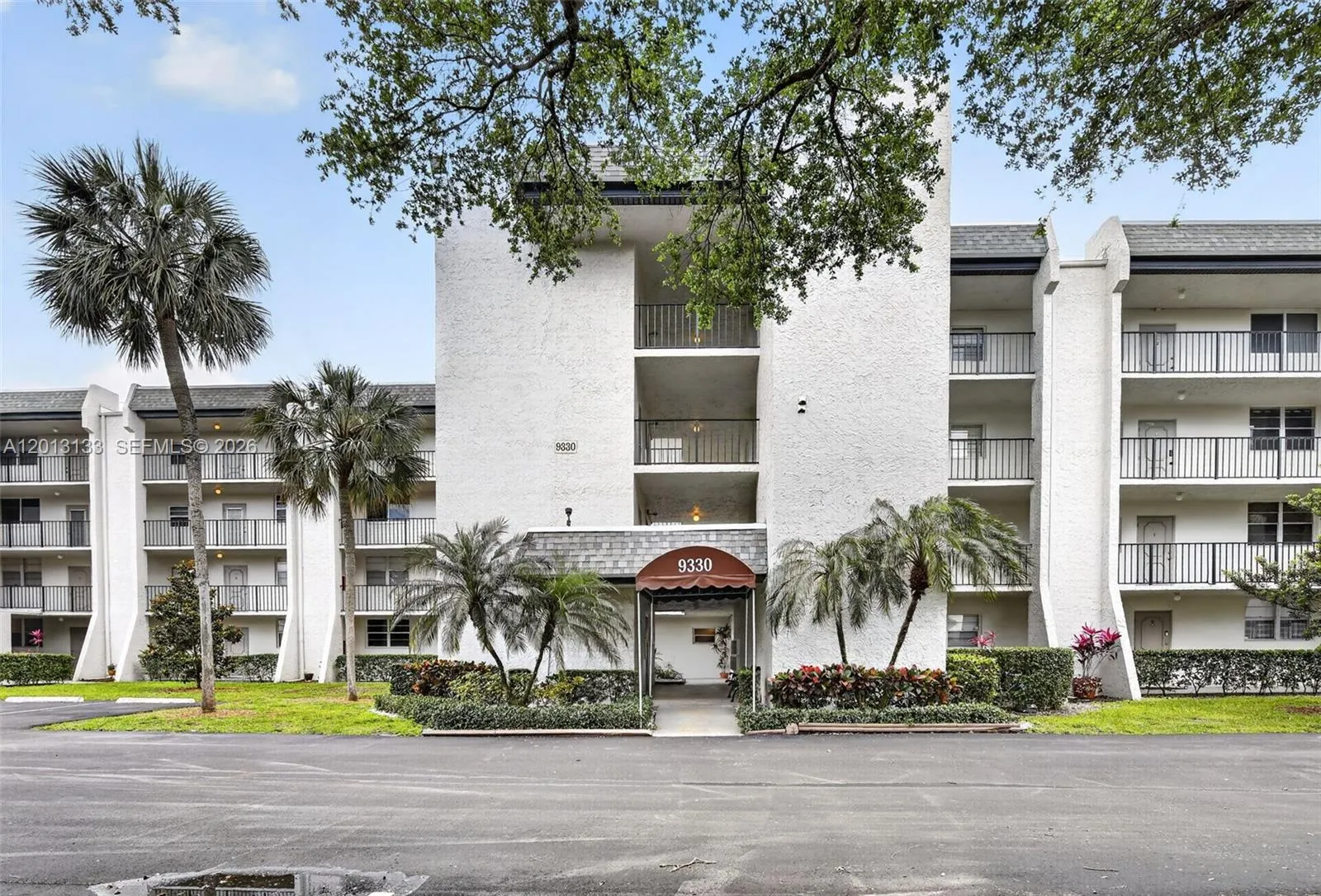 Foto de propiedad en 9330 Lagoon Place 307, Davie, FL 33324 Davie con MLS# 