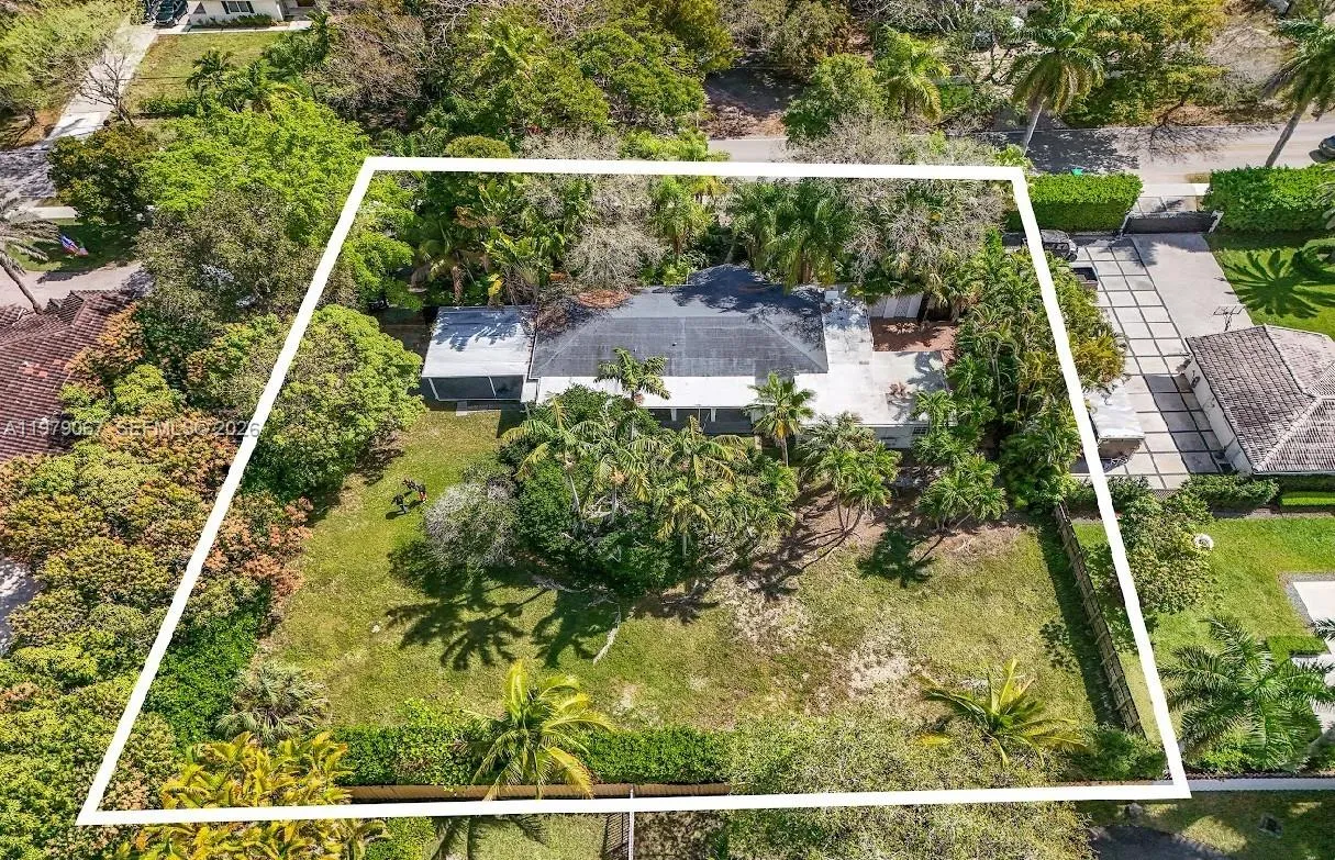 Foto de propiedad en 9330 SW 72nd Avenue, Pinecrest, FL 33156 Pinecrest con MLS# 