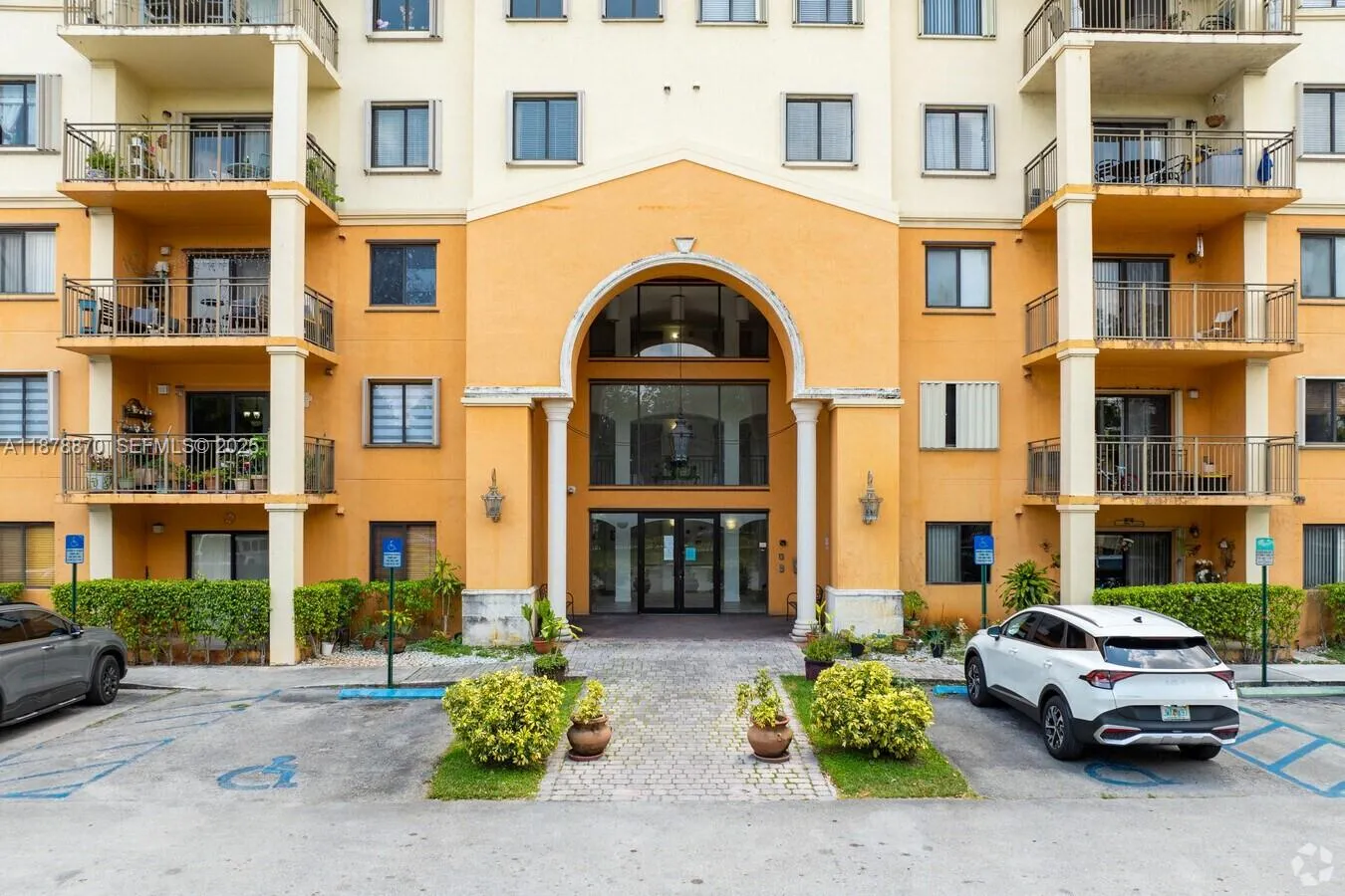 Foto de propiedad en 9340 Fontainebleau Boulevard W206, Miami, FL 33172 Miami con MLS# 