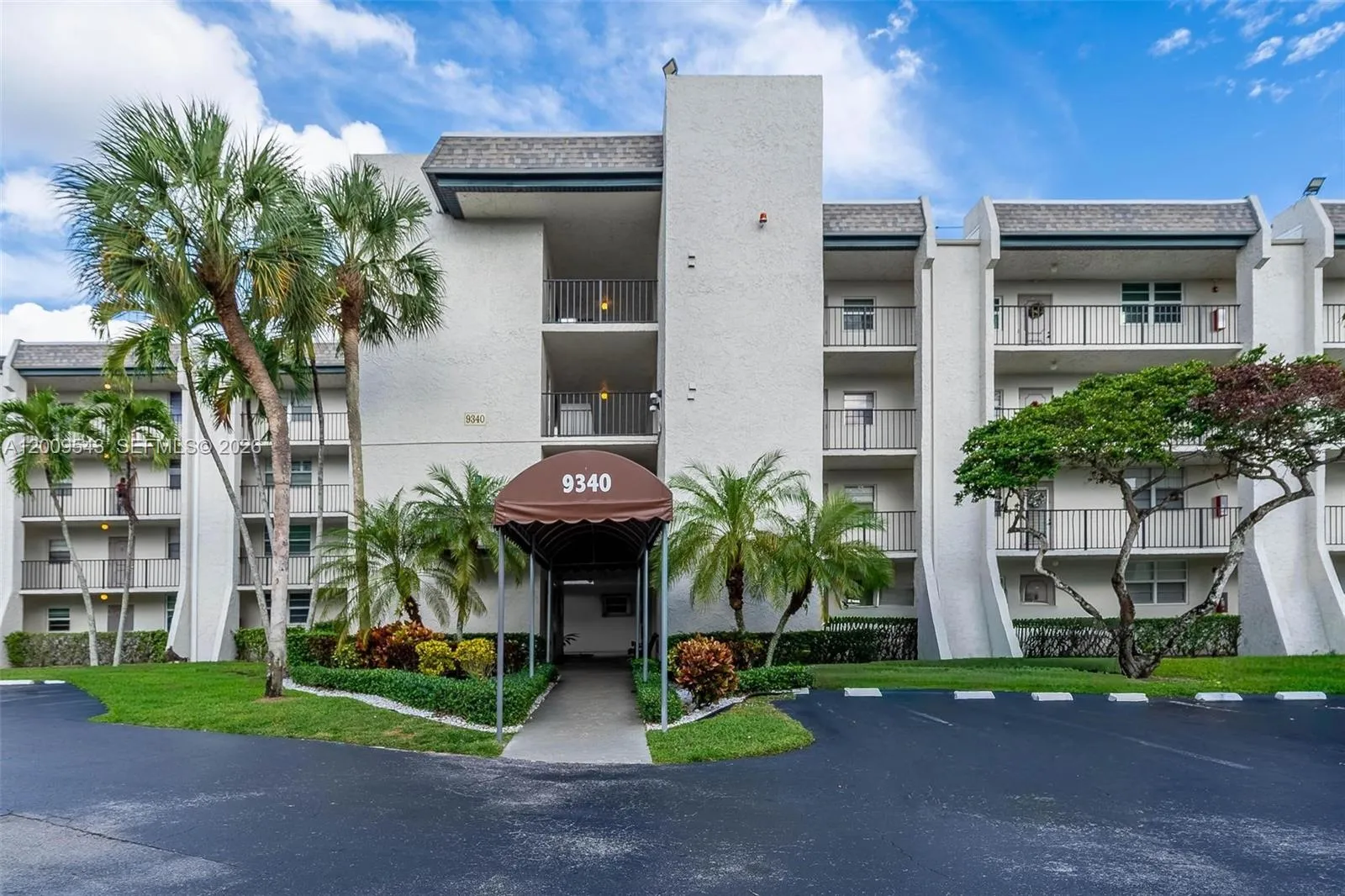 Foto de propiedad en 9340 Lagoon Place 110, Davie, FL 33324 Davie con MLS# 