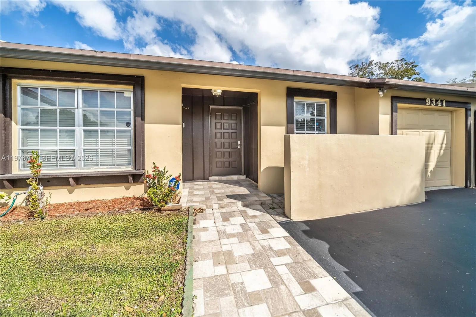 Foto de propiedad en 9341 E Fern Lane, Miramar, FL 33025 Miramar con MLS# 