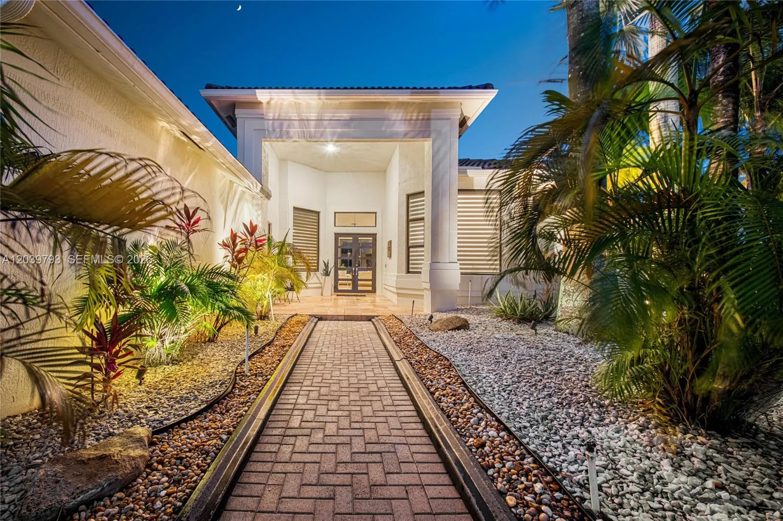 Foto de propiedad en 935 Gulfstream Court, Weston, FL 33327 Weston con MLS# 