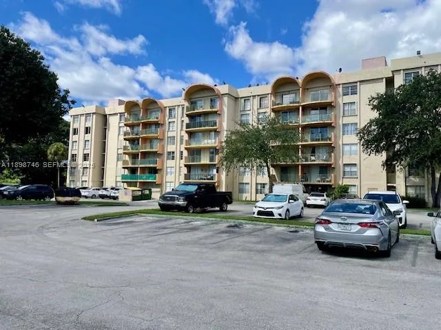 Foto de propiedad en 9350 Fontainebleau Boulevard 408, Miami, FL 33172 Miami con MLS# 