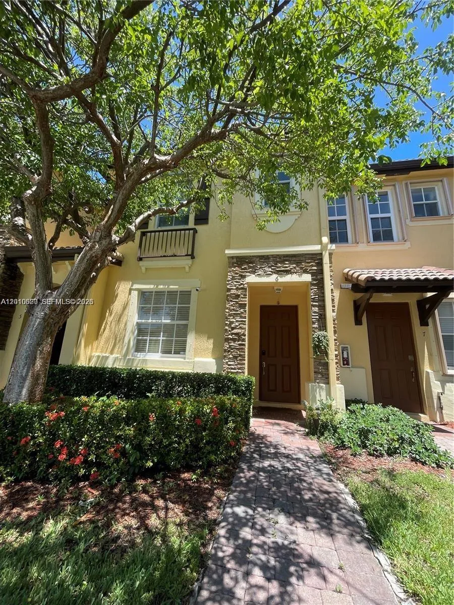 Foto de propiedad en 9353 SW 227th Street 6-21, Cutler Bay, FL 33190 Cutler Bay con MLS# 