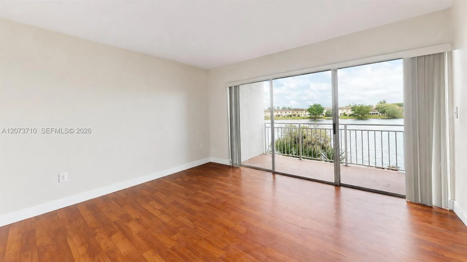 Foto de propiedad en 9363 Fontainebleau Boulevard H205, Miami, FL 33172 Miami con MLS# 
