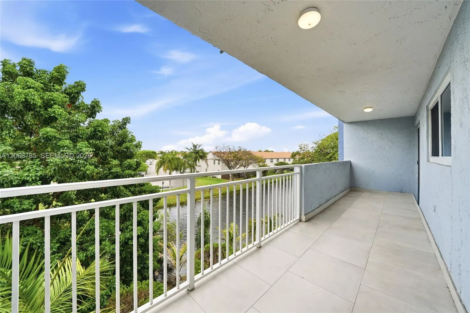 Foto de propiedad en 9375 Fontainebleau Boulevard L301, Miami, FL 33172 Miami con MLS# 