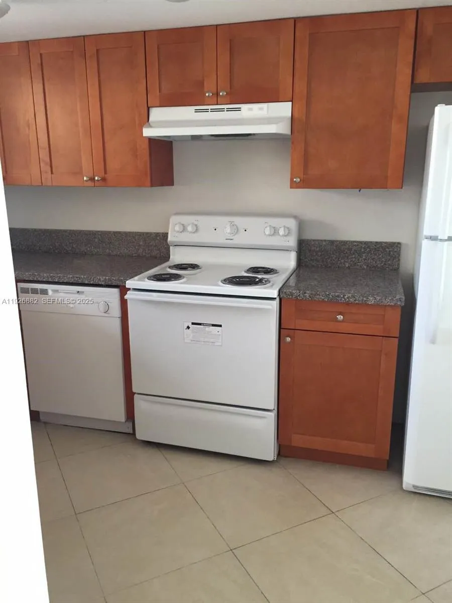 Foto de propiedad en 9375 Fontainebleau Boulevard L423, Miami, FL 33172 Miami con MLS# 