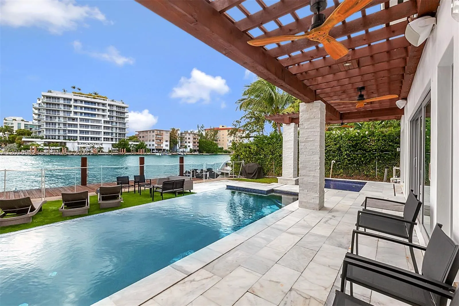 Foto de propiedad en 9380 Bay Drive, Surfside, FL 33154 Surfside con MLS# 