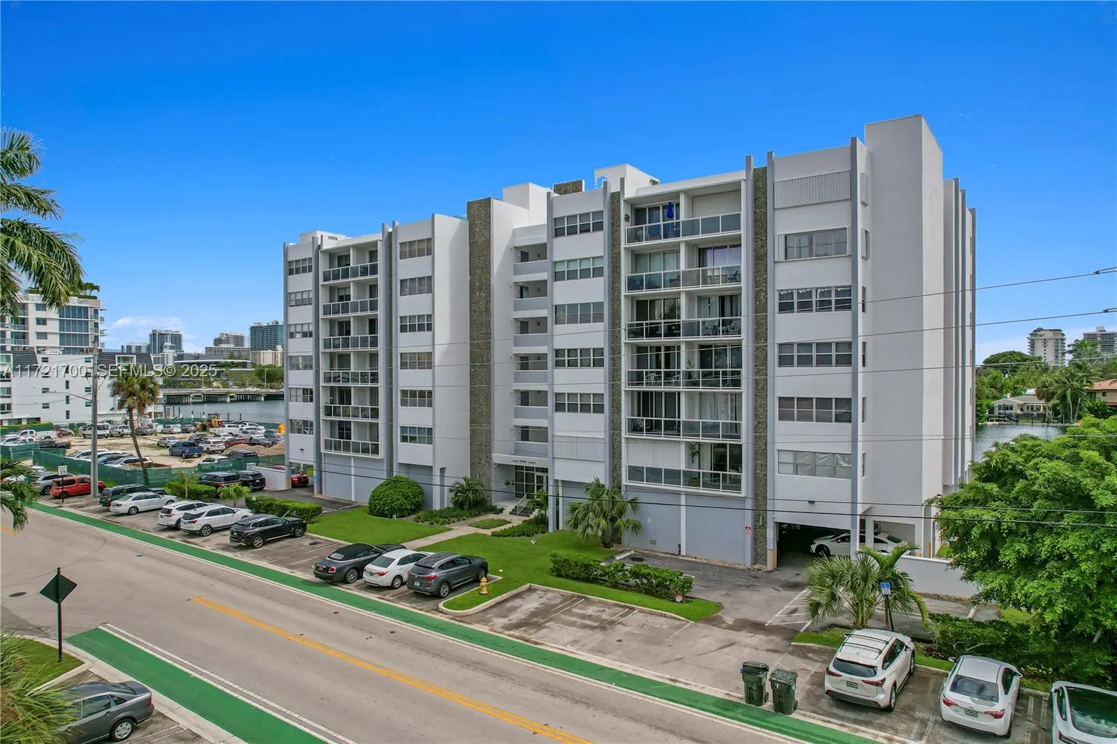 Foto de propiedad en 9381 E Bay Harbor Drive 301N, Bay Harbor Islands, FL 33154 Bay Harbor Islands con MLS# 