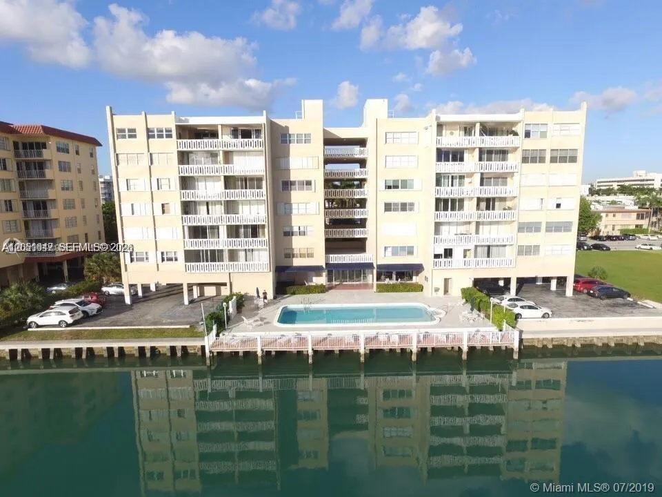 Foto de propiedad en 9381 E Bay Harbor Drive 302S, Bay Harbor Islands, FL 33154 Bay Harbor Islands con MLS# 