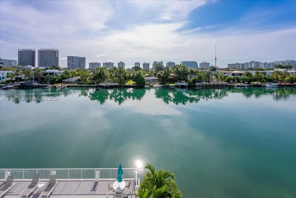 Foto de propiedad en 9381 E Bay Harbor Drive 404S, Bay Harbor Islands, FL 33154 Bay Harbor Islands con MLS# 
