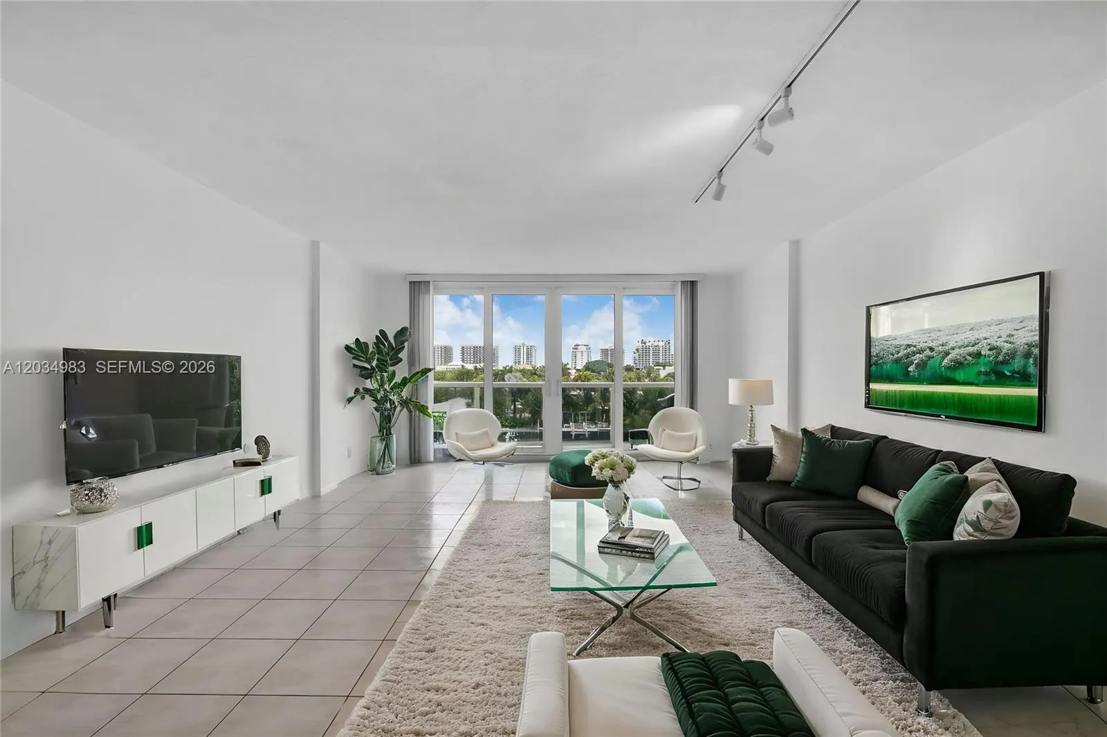 Foto de propiedad en 9381 E Bay Harbor Drive 504N, Bay Harbor Islands, FL 33154 Bay Harbor Islands con MLS# 