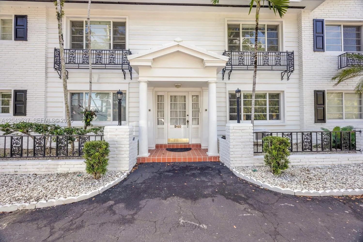 Foto de propiedad en 940 Sevilla Avenue 206, Coral Gables, FL 33134 Coral Gables con MLS# 