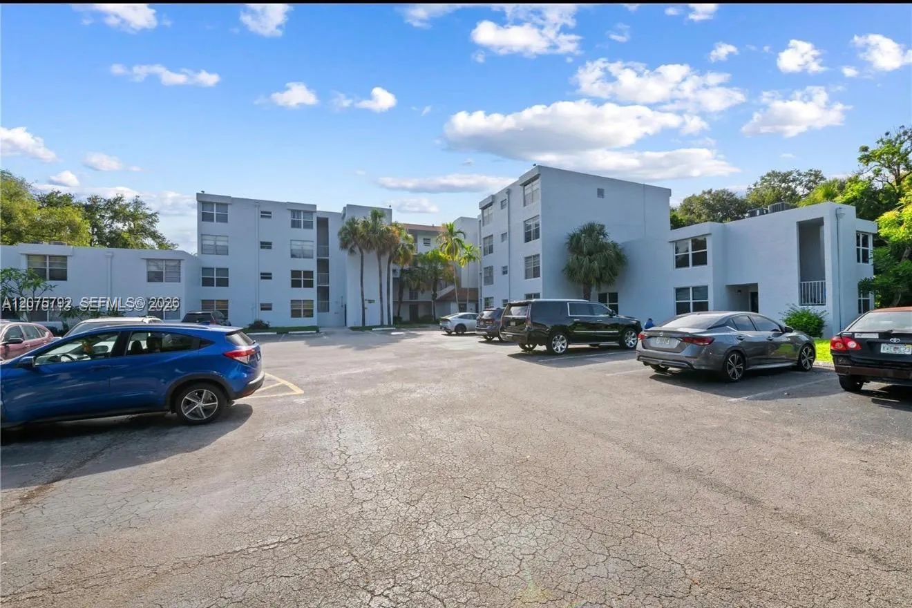 Foto de propiedad en 9400 Live Oak Place 205, Davie, FL 33324 Davie con MLS# 