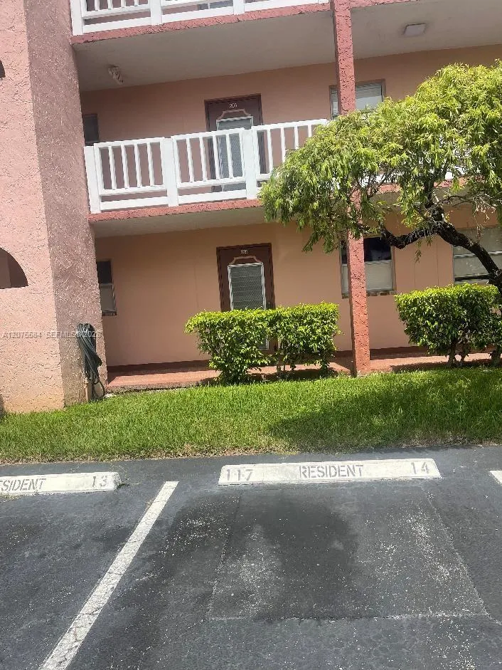 Foto de propiedad en 9400 Sunrise Lakes Boulevard 105, Sunrise, FL 33322 Sunrise con MLS# 