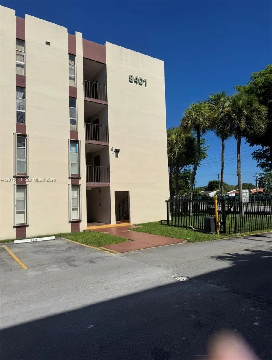 Foto de propiedad en 9401 SW 4th Street 103, Miami, FL 33174 Miami con MLS# 
