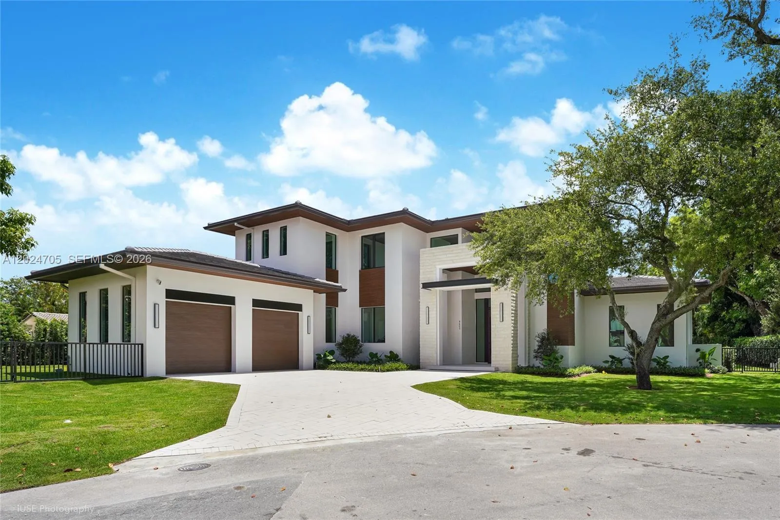 Foto de propiedad en 9405 SW 72nd Court, Pinecrest, FL 33156 Pinecrest con MLS# 