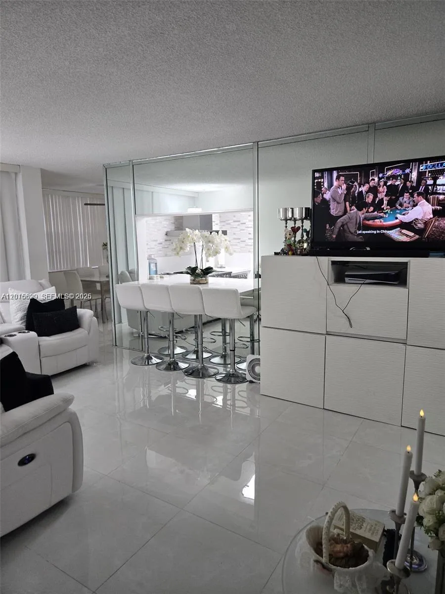 Foto de propiedad en 9410 Live Oak Place 103, Davie, FL 33324 Davie con MLS# 