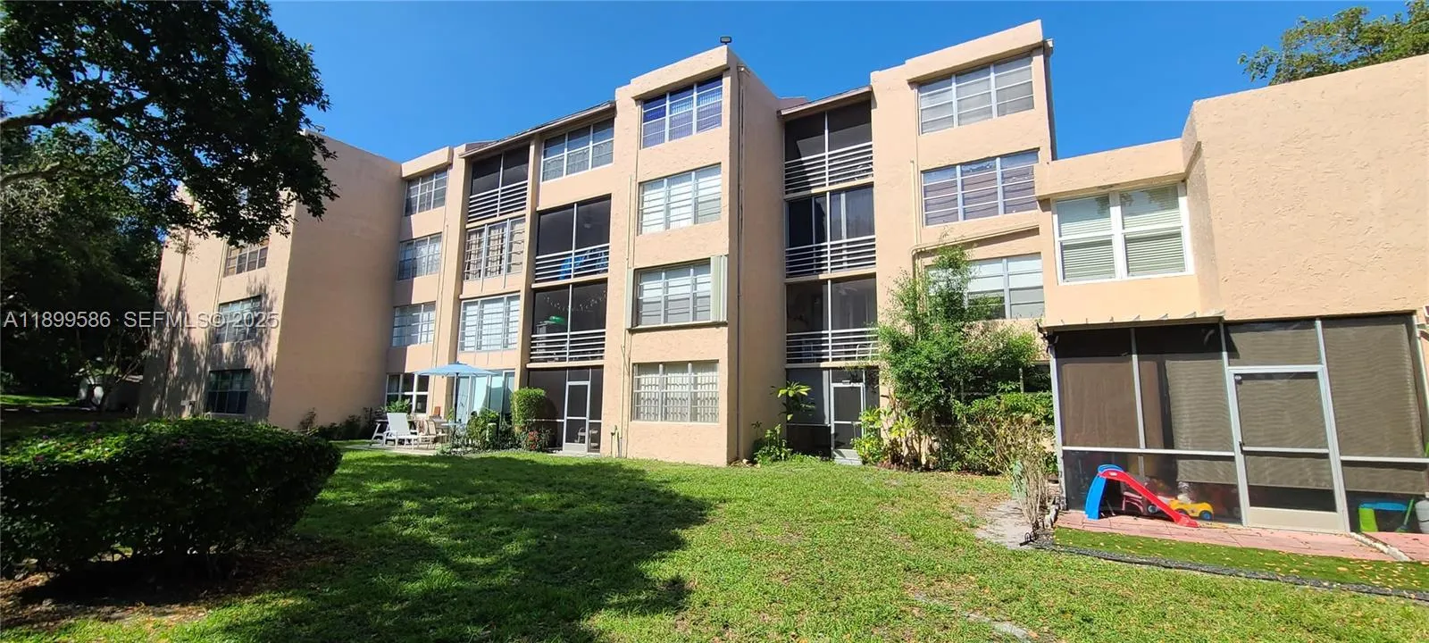 Foto de propiedad en 9410 Live Oak Place 109, Davie, FL 33324 Davie con MLS# 
