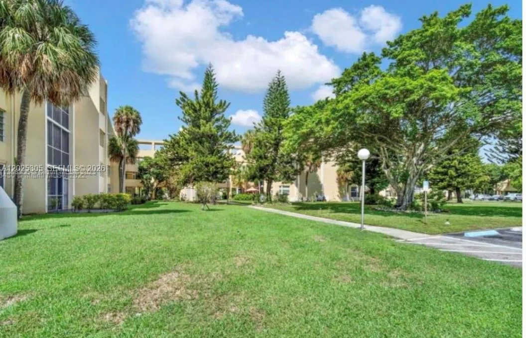 Foto de propiedad en 942 NE 199th Street 102, Miami, FL 33179 Miami con MLS#