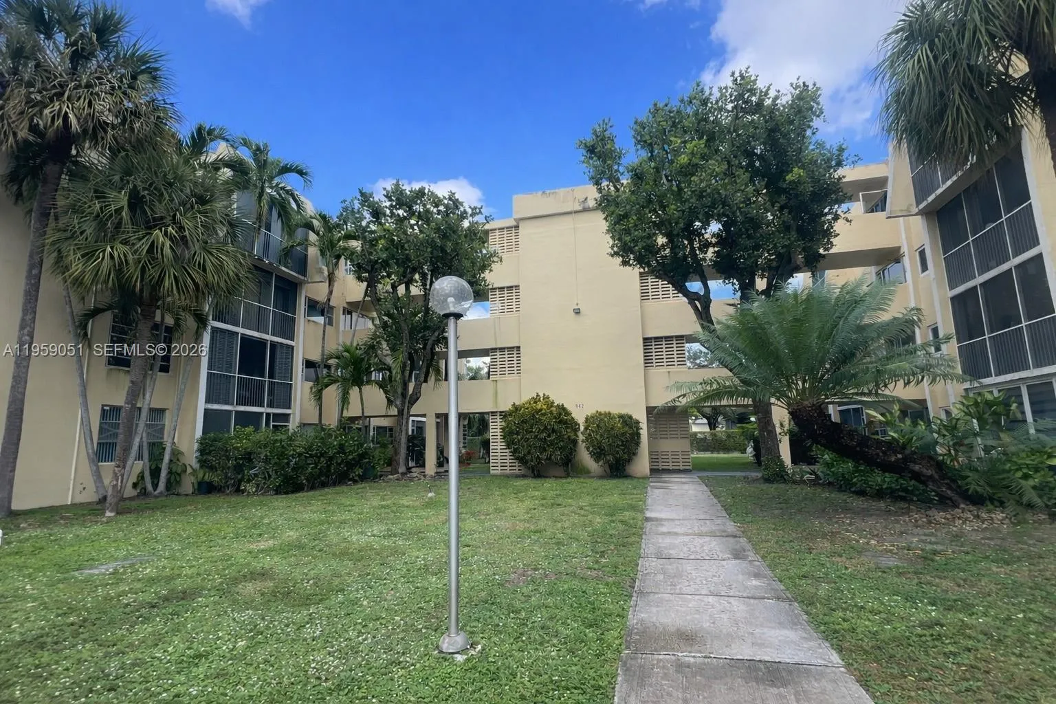 Foto de propiedad en 942 NE 199th Street 2F, Miami, FL 33179 Miami con MLS#