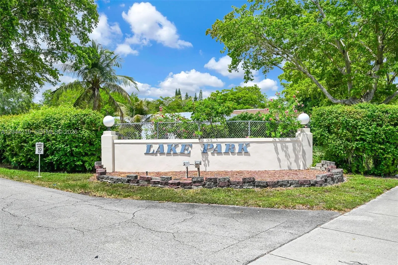 Foto de propiedad en 942 NE 199th Street 4E, Miami, FL 33179 Miami con MLS#