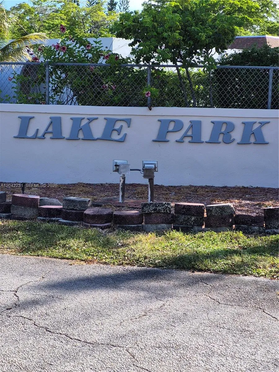 Foto de propiedad en 942 NE 199th Street 4G, Miami, FL 33179 Miami con MLS#