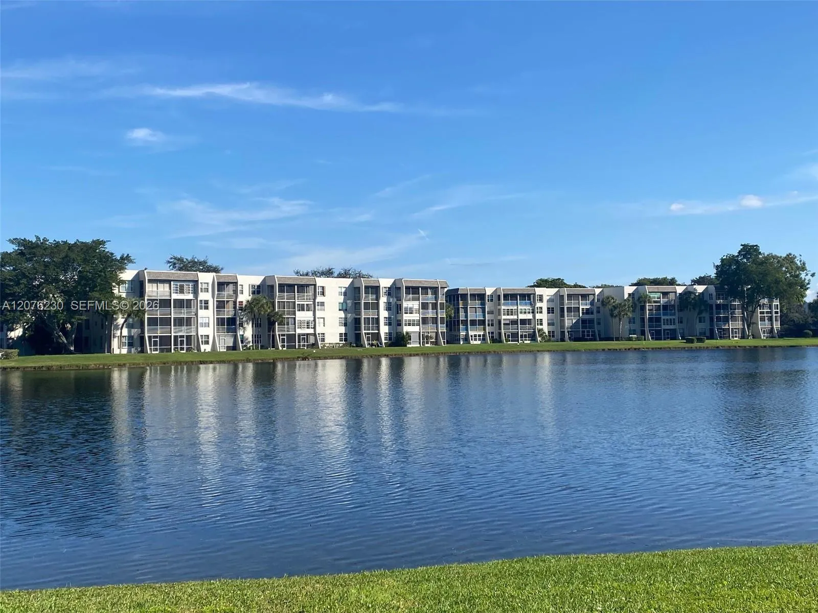 Foto de propiedad en 9420 Poinciana Place 214, Davie, FL 33324 Davie con MLS# 