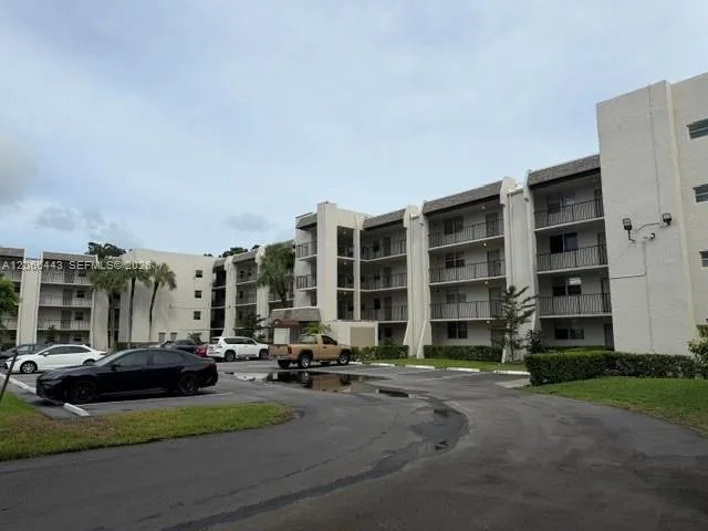 Foto de propiedad en 9420 Poinciana Place 407, Davie, FL 33324 Davie con MLS# 