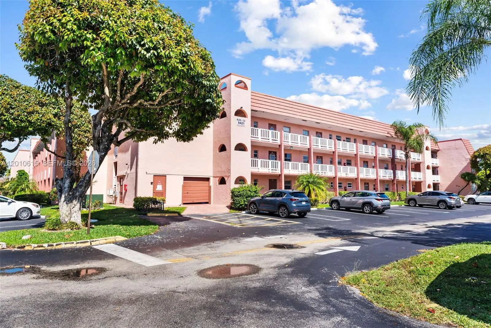 Foto de propiedad en 9421 Sunrise Lakes Boulevard 208, Sunrise, FL 33322 Sunrise con MLS# 