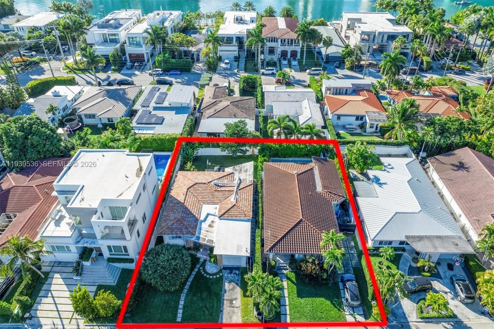 Foto de propiedad en 9424 9432 Carlyle Avenue, Surfside, FL 33154 Surfside con MLS# 