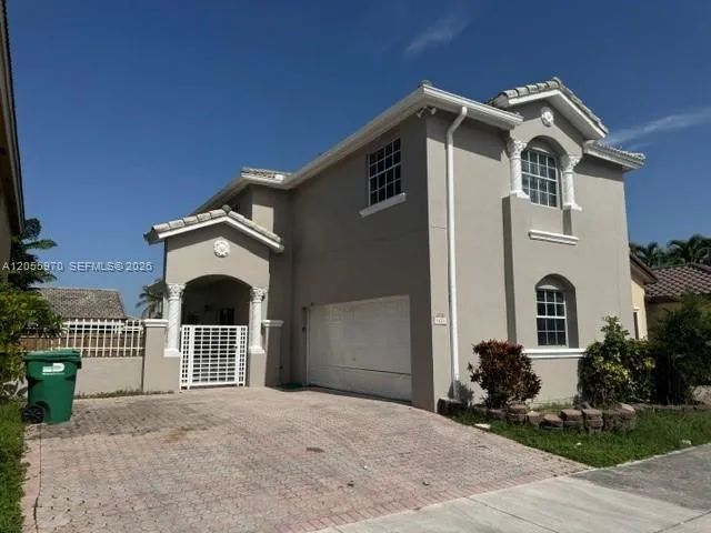 Foto de propiedad en 9424 SW 154th Court, Miami, FL 33196 Miami con MLS# 