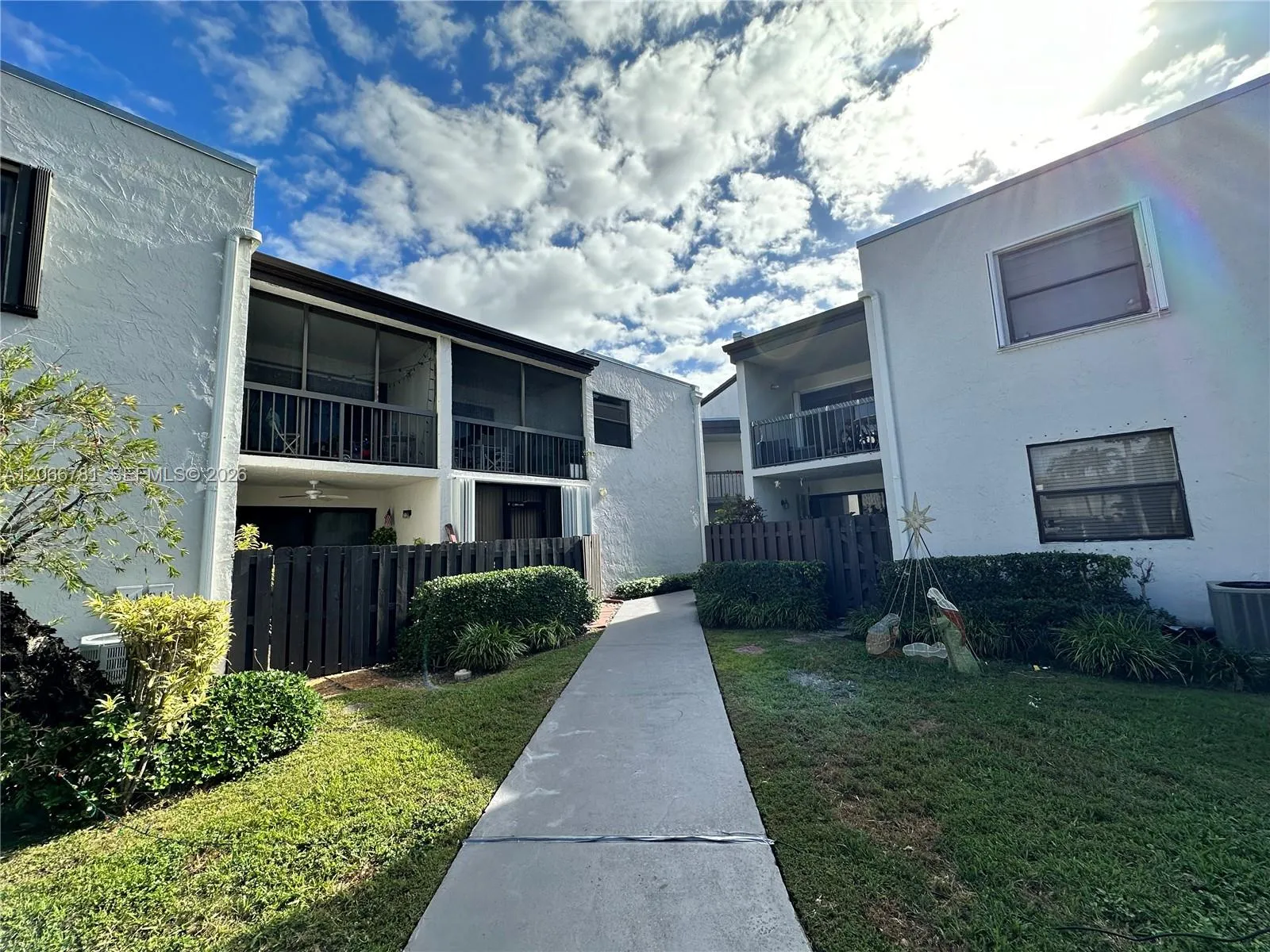Foto de propiedad en 9427 Fontainebleau Boulevard 102-34, Miami, FL 33172 Miami con MLS# 