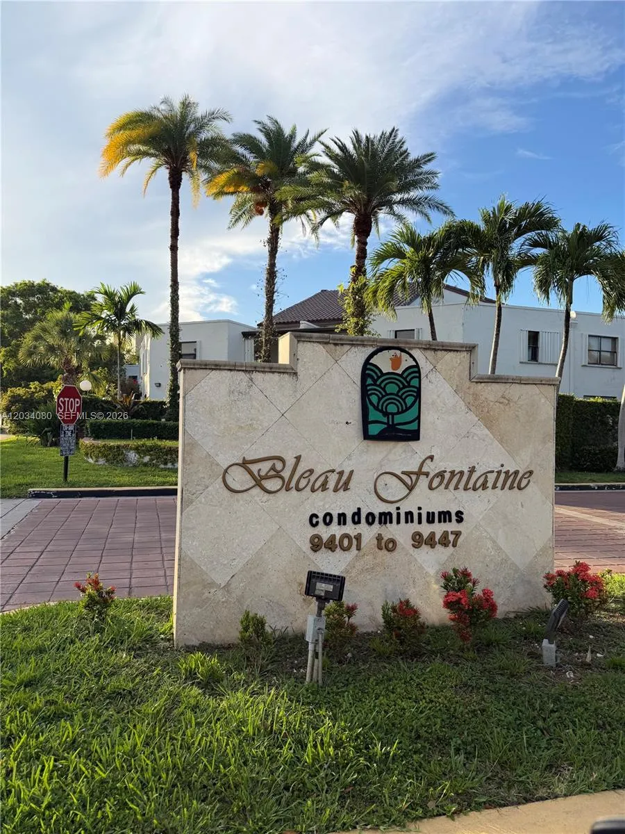 Foto de propiedad en 9429 Fontainebleau Boulevard 207-33, Miami, FL 33172 Miami con MLS# 
