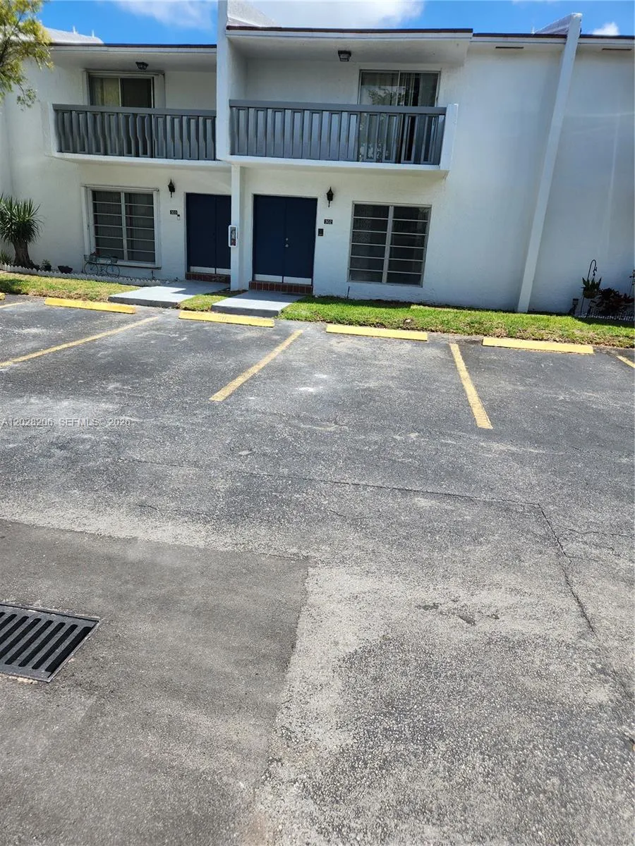 Foto de propiedad en 9430 SW 170th Street 302, Palmetto Bay, FL 33157 Palmetto Bay con MLS# 