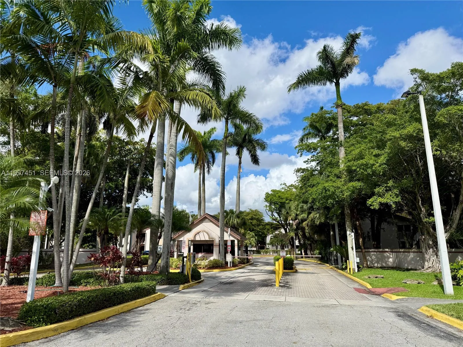 Foto de propiedad en 9435 SW 140th Court 9435, Miami, FL 33186 Miami con MLS# 