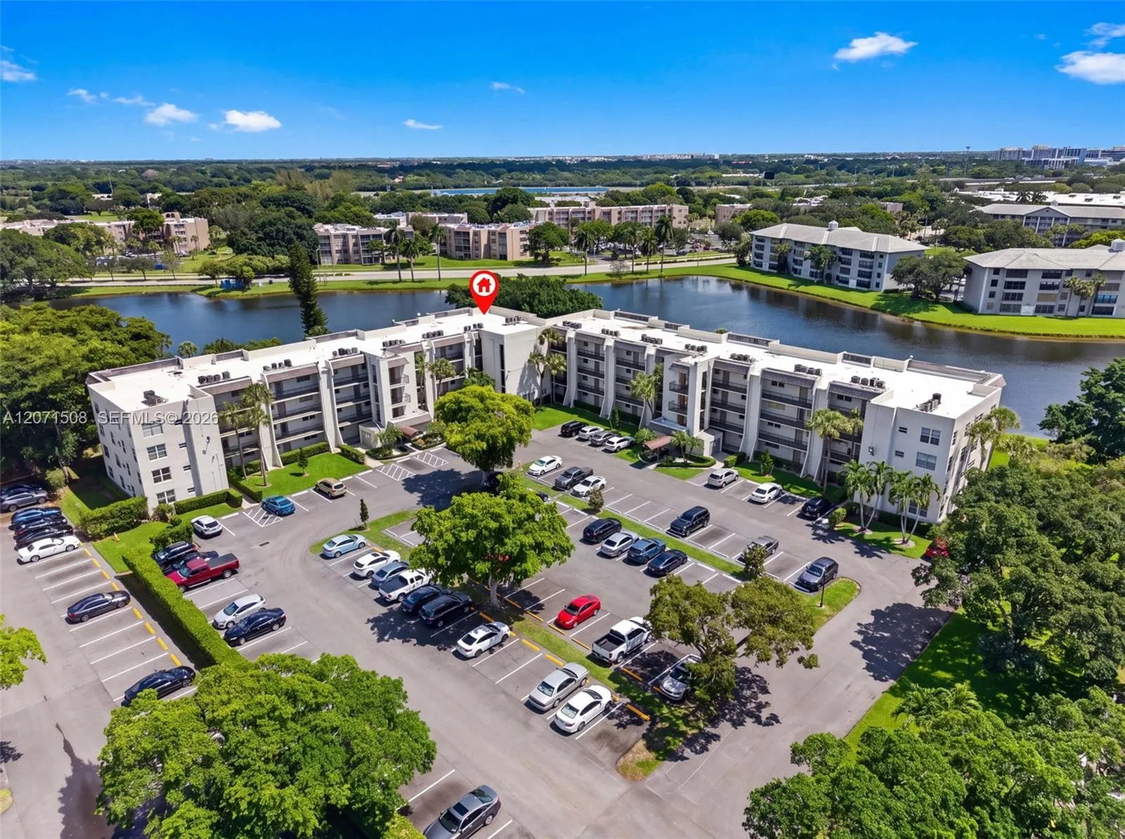 Foto de propiedad en 9440 Poinciana Place 302, Davie, FL 33324 Davie con MLS# 