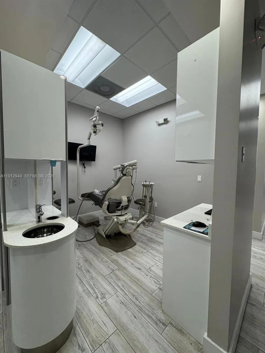 Foto de propiedad en 9440 W Commercial Boulevard, Sunrise, FL 33351 Sunrise con MLS# 
