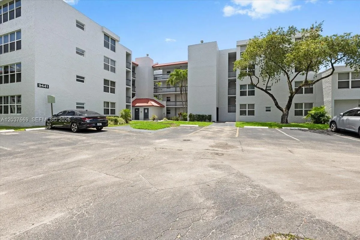 Foto de propiedad en 9441 Evergreen Place 206, Davie, FL 33324 Davie con MLS# 