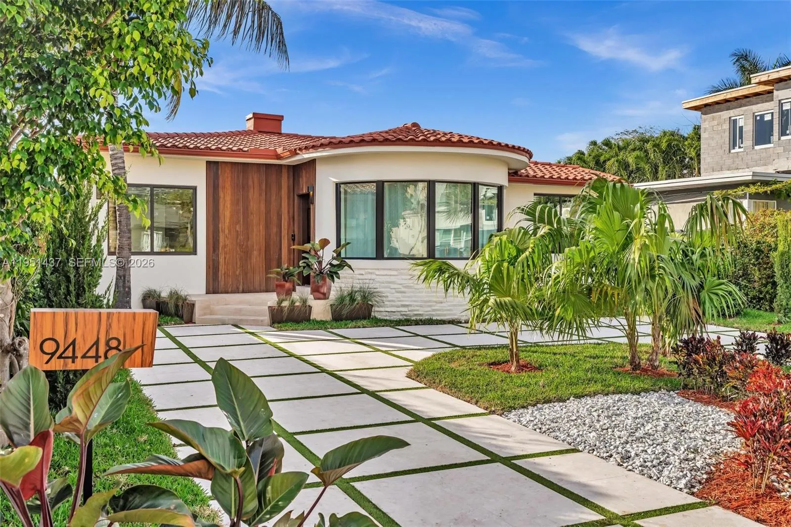 Foto de propiedad en 9448 Abbott Avenue, Surfside, FL 33154 Surfside con MLS# 