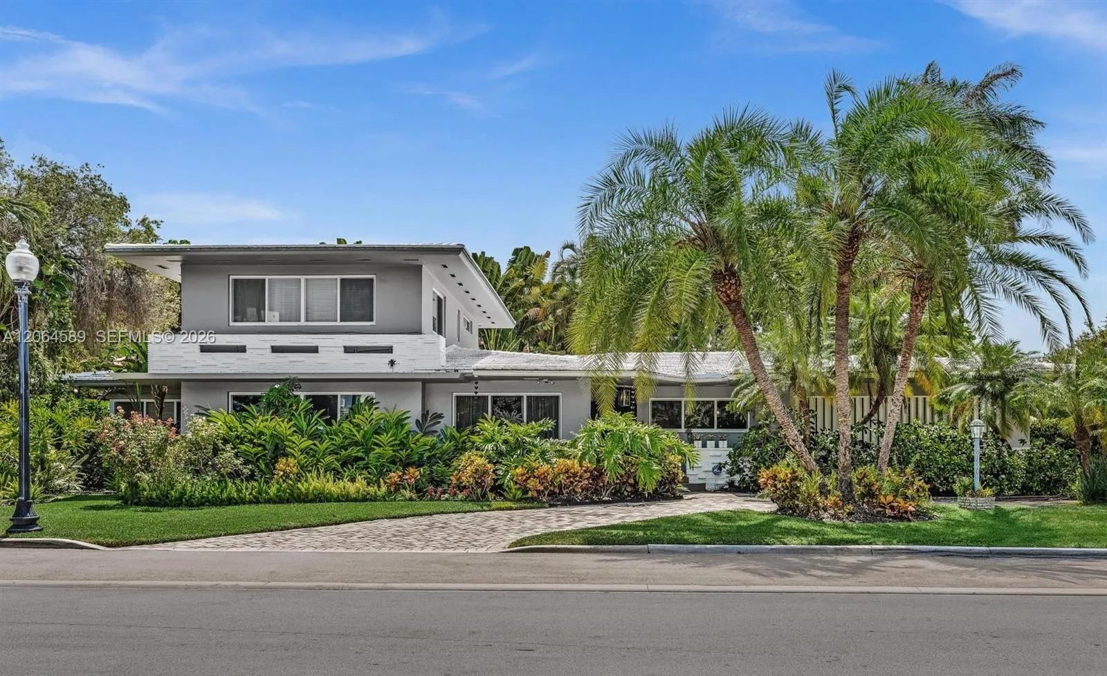 Foto de propiedad en 9450 E Broadview Drive, Bay Harbor Islands, FL 33154 Bay Harbor Islands con MLS# 