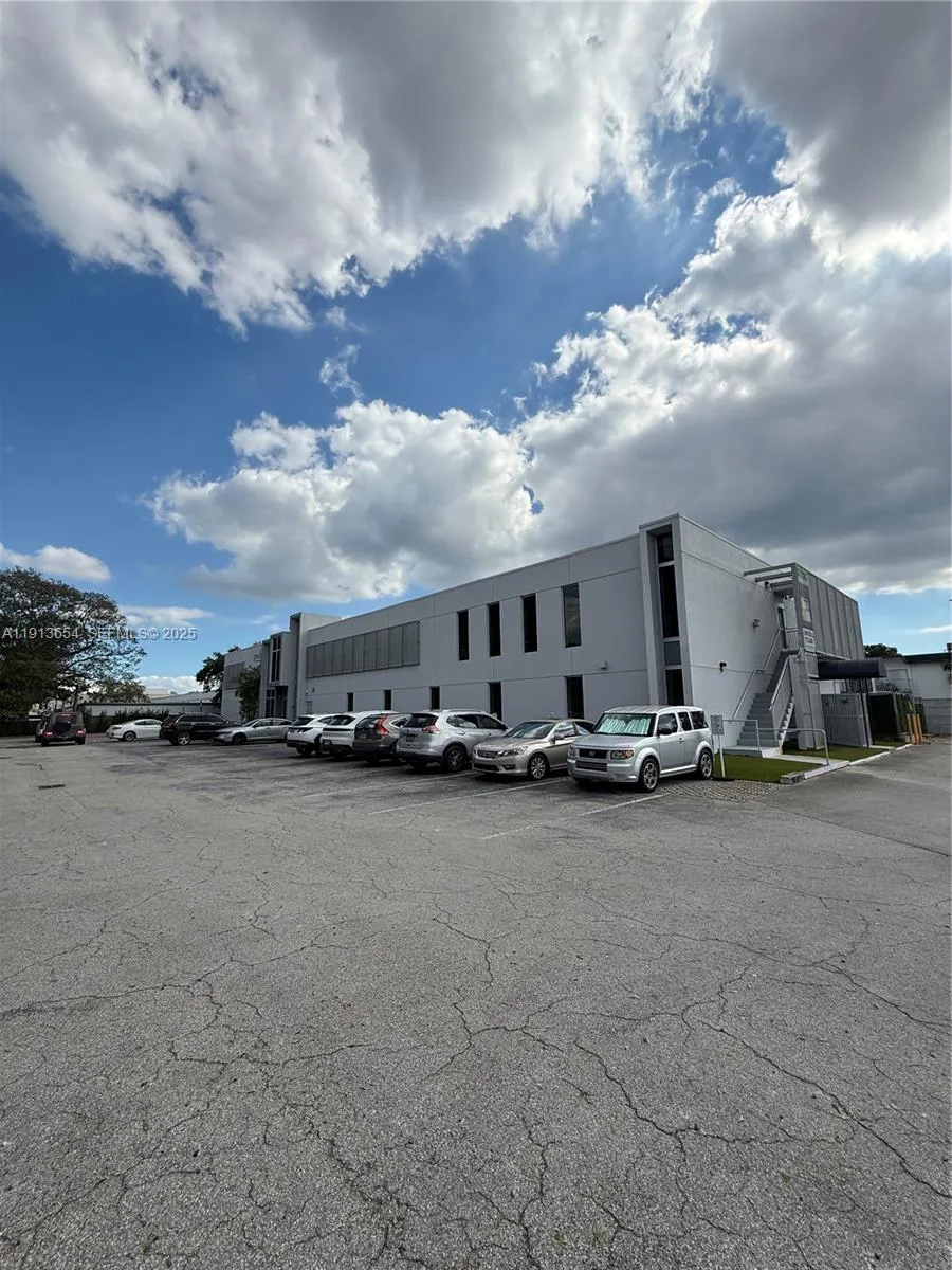 En Renta 9450 SW 72nd Street, Miami, FL 33173, Miami, FL 33173