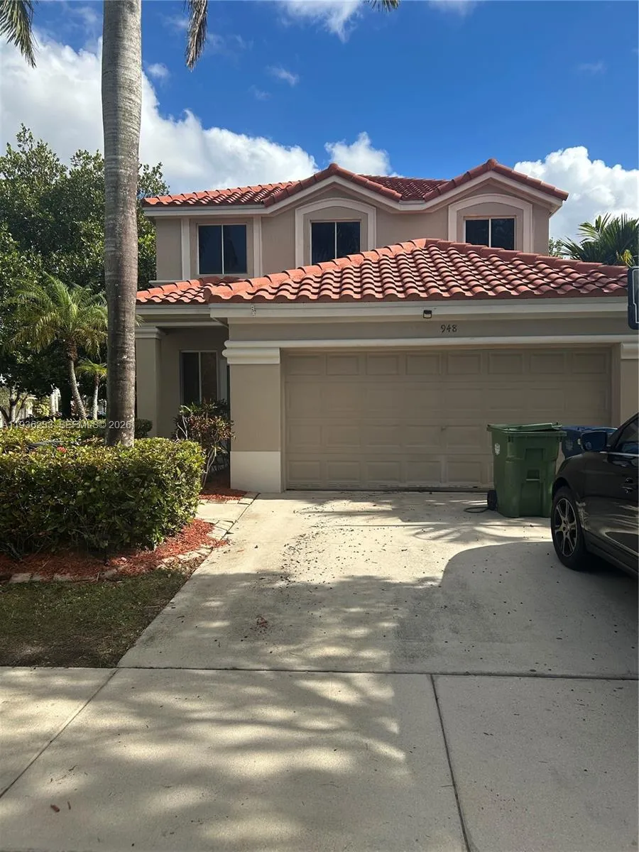 Foto de propiedad en 948 NW Phoenix Way, Weston, FL 33327 Weston con MLS# 
