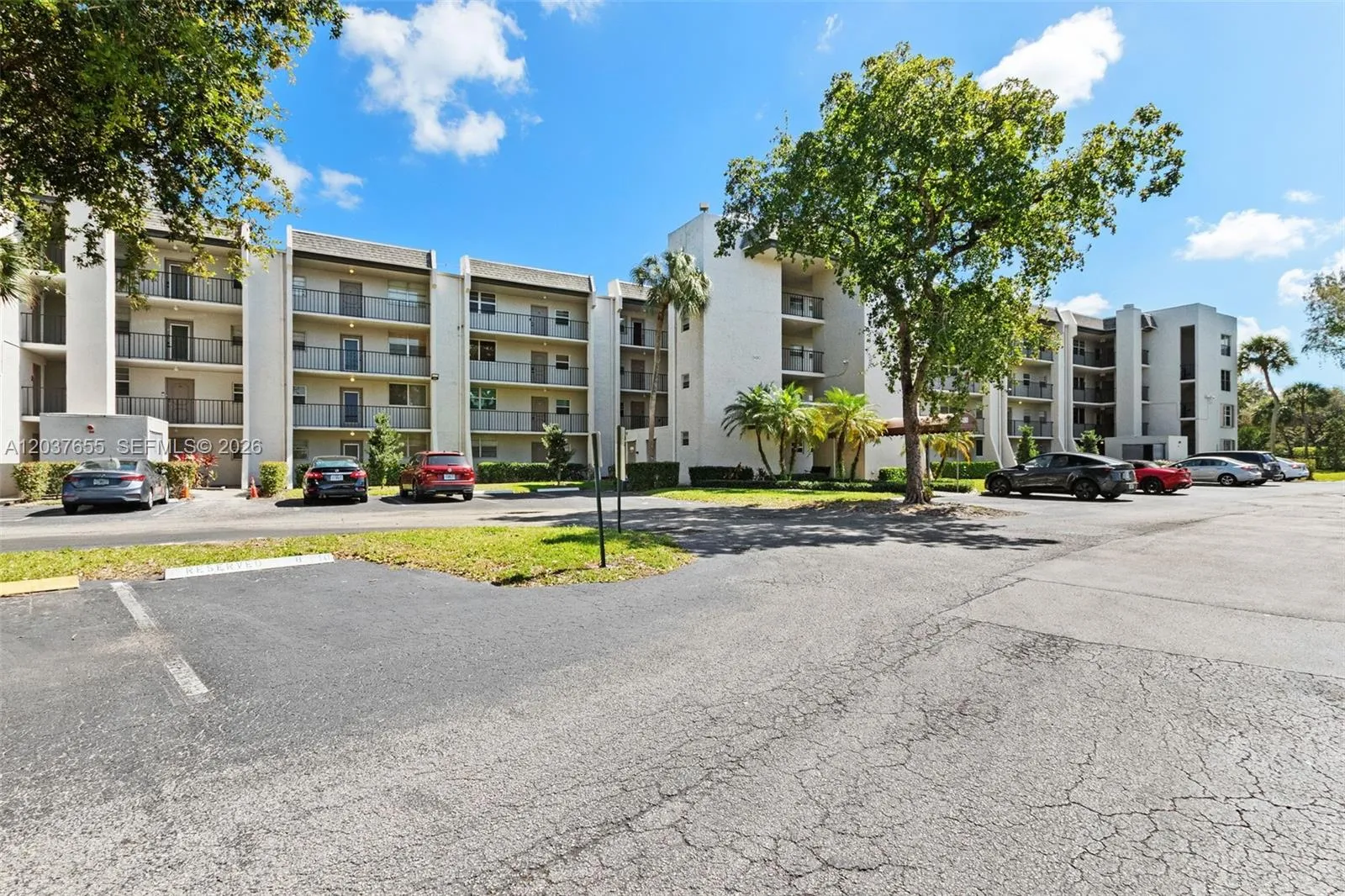 Foto de propiedad en 9480 Poinciana Place 407, Davie, FL 33324 Davie con MLS# 