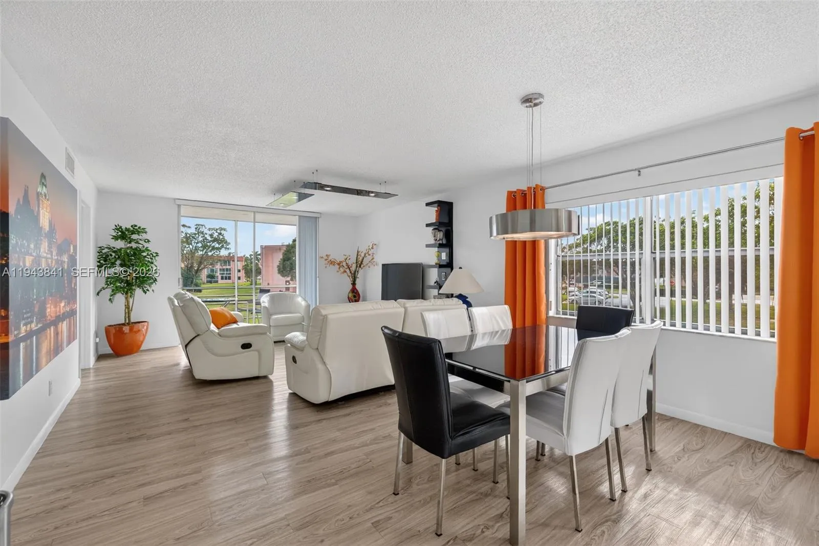 Foto de propiedad en 9481 Sunrise Lakes Boulevard 210, Sunrise, FL 33322 Sunrise con MLS# 