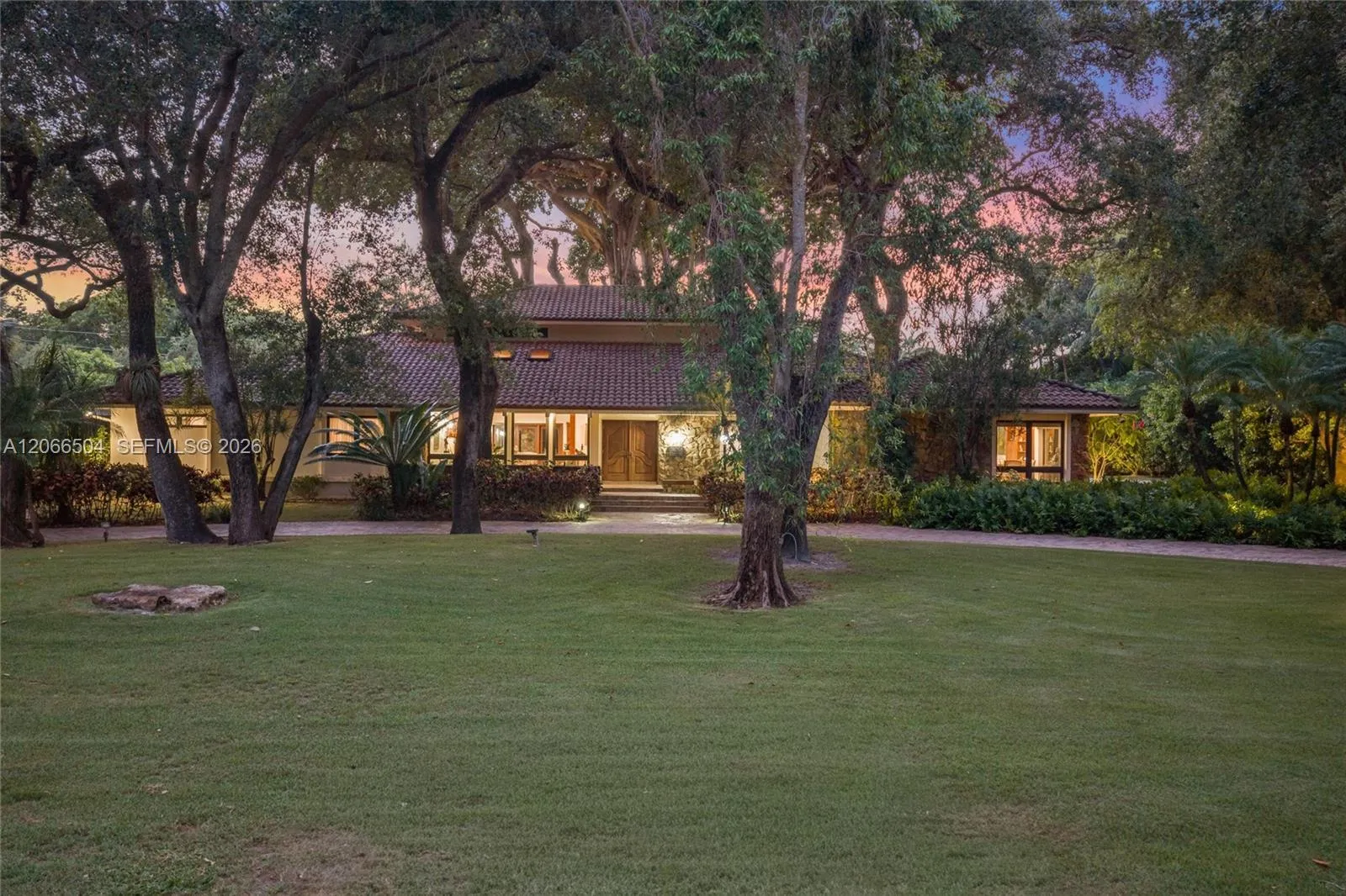 Foto de propiedad en 9490 Old Cutler Lane, Coral Gables, FL 33156 Coral Gables con MLS# 