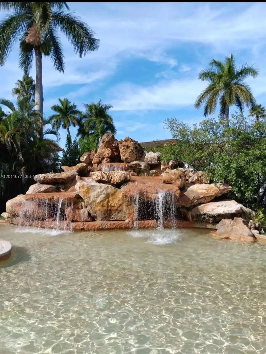 Foto de propiedad en 9490 SW 77th Avenue N6, Miami, FL 33156 Miami con MLS# 