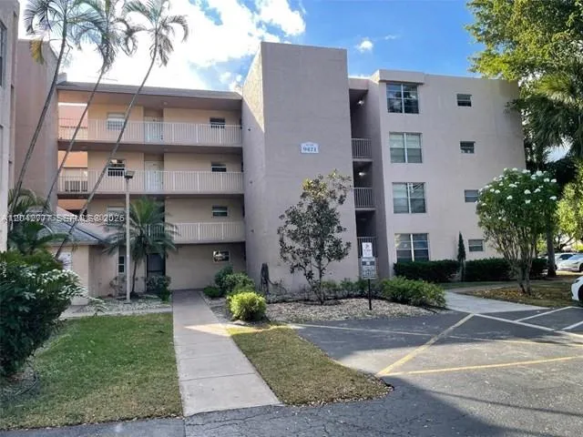 Foto de propiedad en 9495 Evergreen Place 102, Davie, FL 33324 Davie con MLS# 