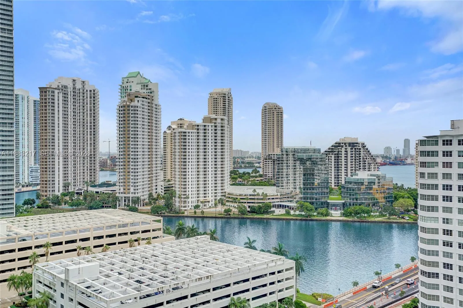 Foto de propiedad en 950 Brickell Bay Drive 1704, Miami, FL 33131 Miami con MLS# 