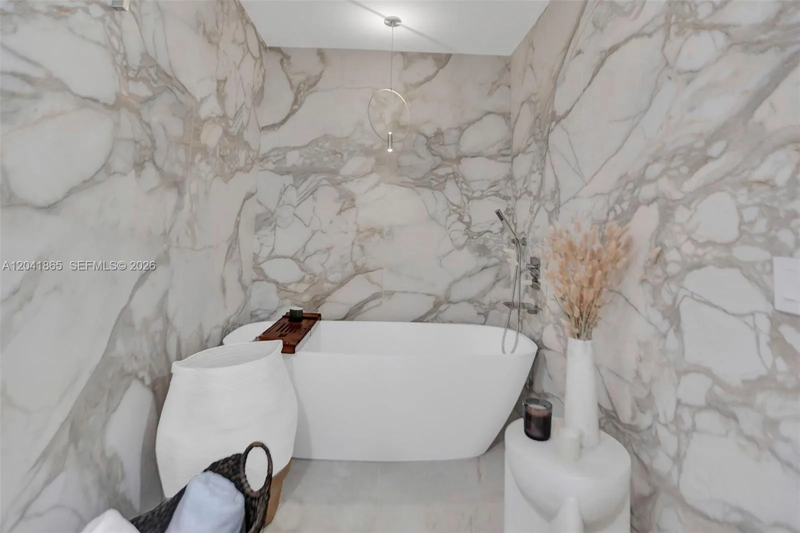 Foto de propiedad en 950 Brickell Bay Drive 5608, Miami, FL 33131 Miami con MLS# 